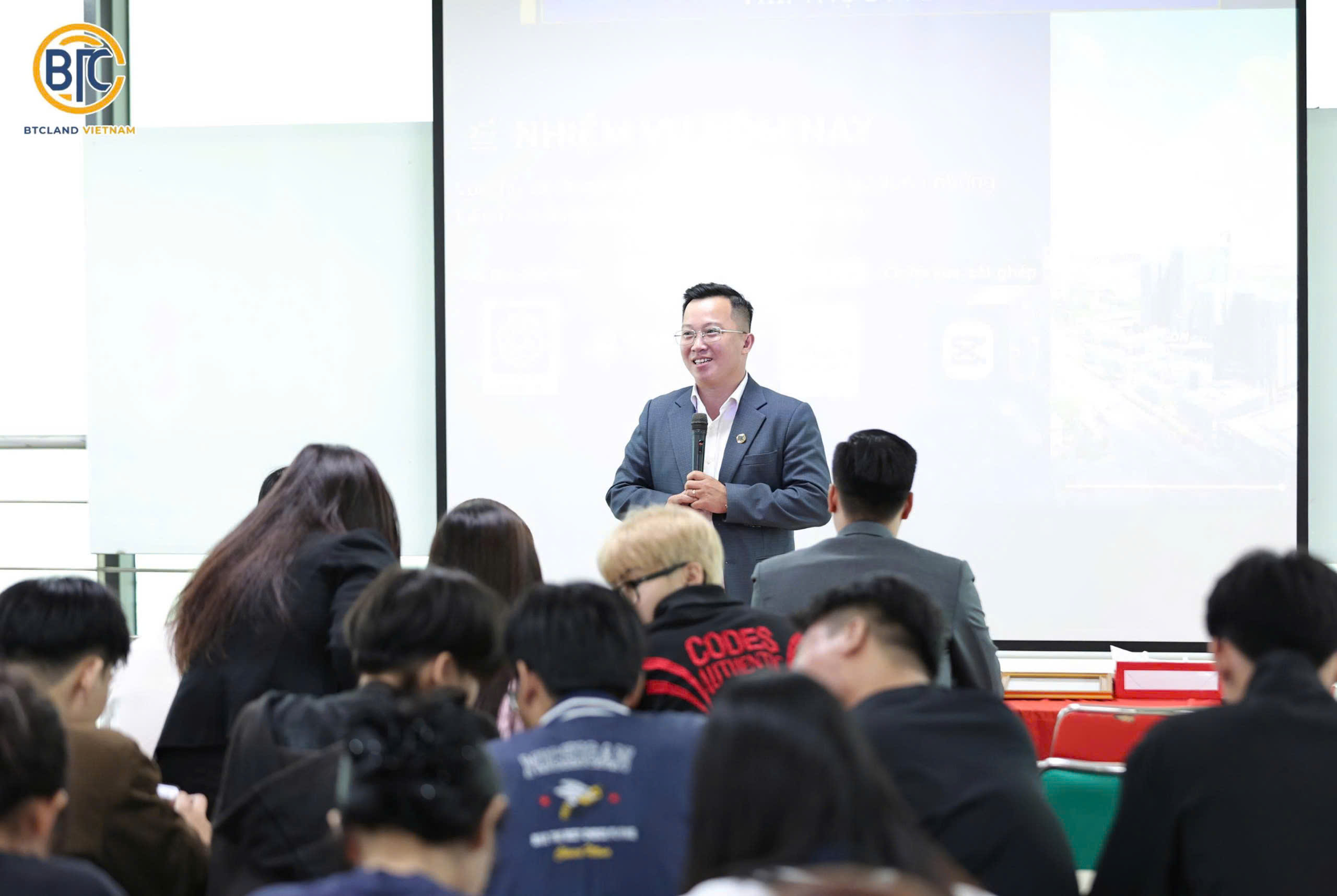 BTC Land Việt Nam x UEF: Workshop Sáng Tạo Video Marketing Bằng AI 5 cfb466af 09b4 48ab 8fb4 e14294dafb4c