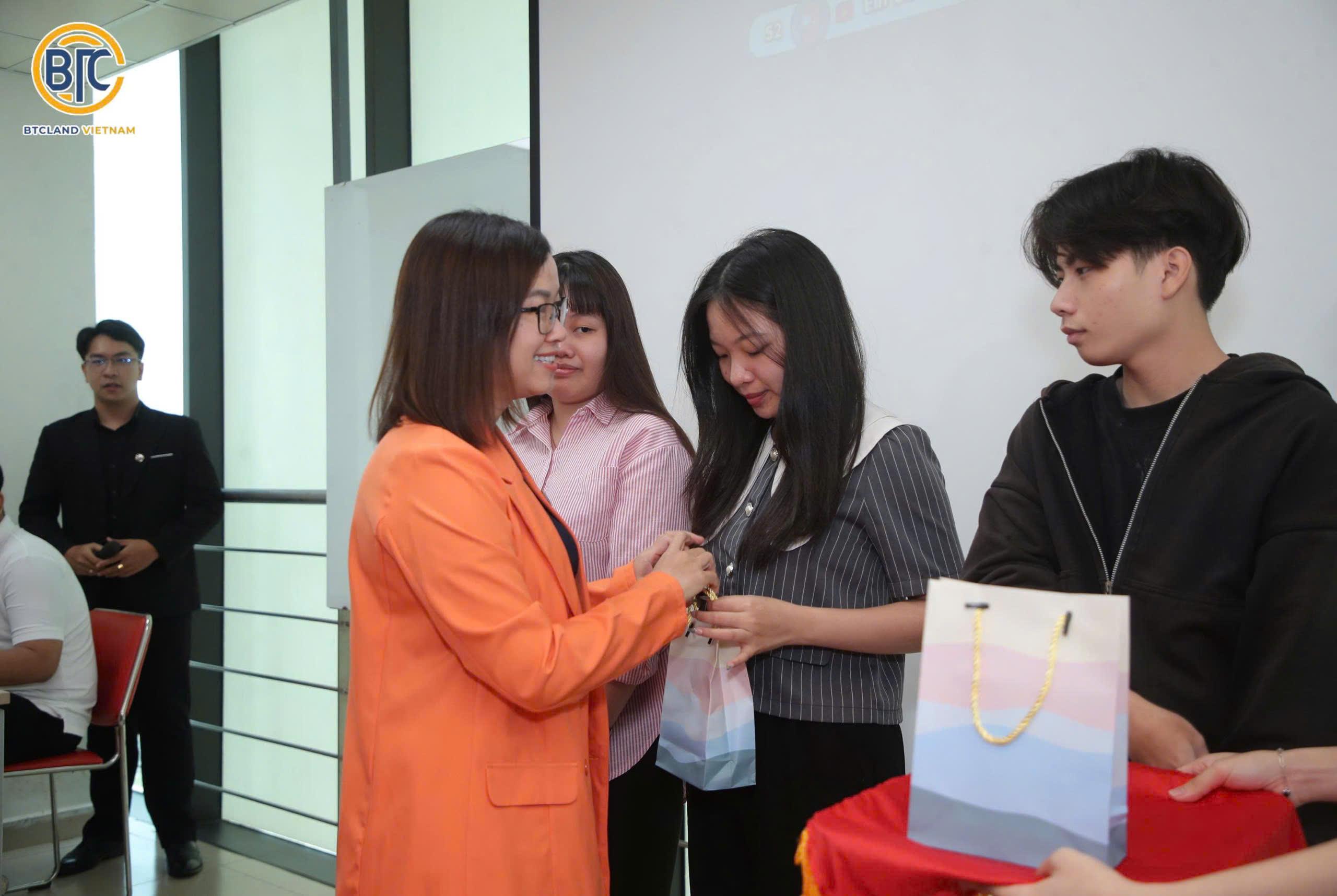 BTC Land Việt Nam x UEF: Workshop Sáng Tạo Video Marketing Bằng AI 6 e403be8e 3dc2 45b3 8dac 5ccb08e72d21